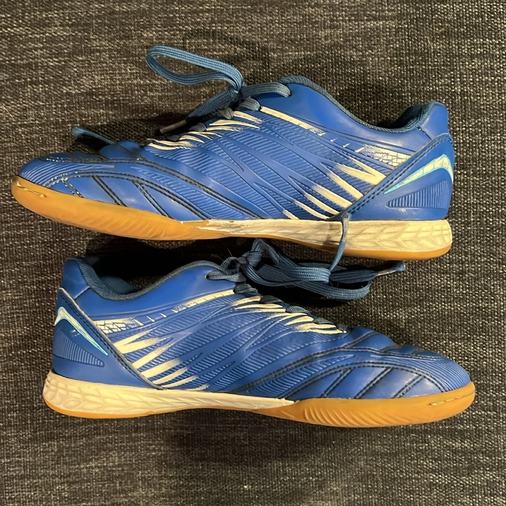 Vizani | Valencia Blue & White Indoor Soccer Futsal Shoes | Youth size 7 - Picture 3 of 6
